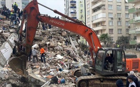 ADANA BÜYÜKŞEHİR BELEDİYE BAŞKANI 17 VE 14 KATLI BİNALAR YIKILDI ,EKİPLER BURAYA GELEMİYOR