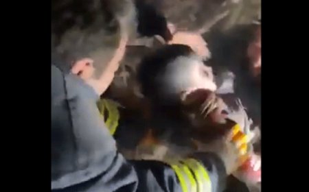 MALATYA'DA MUCİZE KURTULUŞ ÜÇ YAŞINDAKİ MİRAN BEBEK ,22 SAAT SONRA ENKAZDAN ÇIKARILDI .