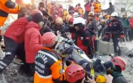 ENKAZDAN KURTARILAN ÇİFTE İLK MÜDAHALEYİ SAĞLIK ÇALIŞANI KIZLARI YAPTI : 'AÇ KAPIYI ANNE, SANA SÜRPRİZ YAPMAYA GELDİM'