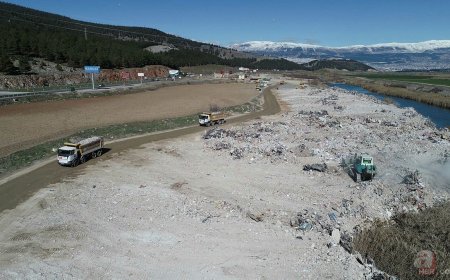 DEPREM ENKAZI KAMYONLARLA ŞEHRİN DIŞINA TAŞINIYOR
