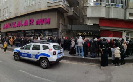 DİYARBAKIR'DA ZİRAAT BANKASI ÖNÜNDE BİR KİLOMETRELİK DEPREMZEDE KUYRUĞU