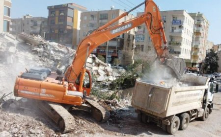 MARAŞ'TA ENKAZ KALDIRMA İŞİ KAYAK PİSTLERİ ÇÖKEN  ŞİRKETE VERİLDİ