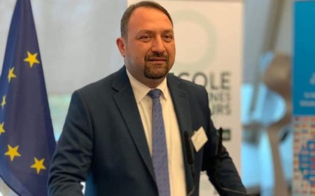 UTKU GÜMRÜKÇÜ REKLAMLARA OYNAMAYA DEVAM EDİYOR