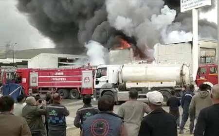 ALİAĞA'DA ATIK GERİ KAZANIM TESİSİNDE YANGIN