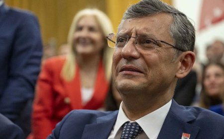 KILIÇDAROĞLU KÜRSÜDE KONUŞURKEN ÖZGÜR ÖZEL'İN GÖZLERİ DOLDU