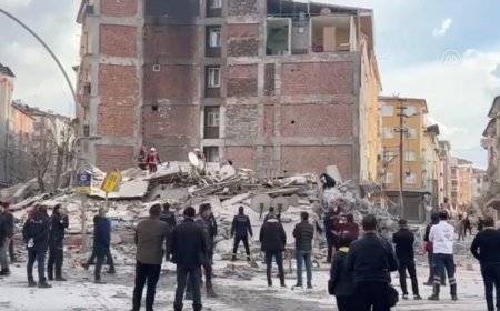 MALATYA'DA 5 KATLI BİNA ÇÖKTÜ