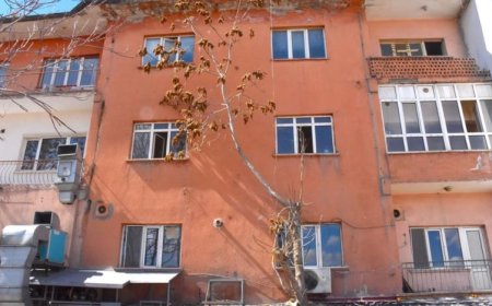 AKSARAY'DA AĞIR HASARLI OLDUĞU BELİRLENEN 3 KATLI BİNA BOŞALTILDI