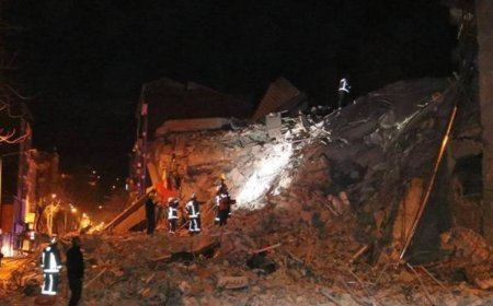 ADIYAMAN'DA GERÇEKLEŞEN DEPREMDEN ETKİLENEN MALATYA'DAKİ ALTI KATLI BİNA YIKILDI