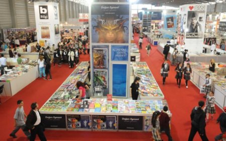 İZMİR KİTAP FUARI’NDA DEPREMZEDELER İÇİN 'ASKIDA KİTAP' KAMPANYASI