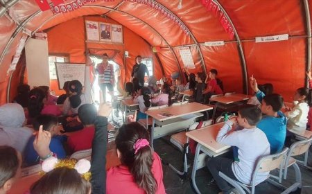 DEPREMZEDE ÖĞRENCİLERE 'MAKYAJ YAPANLAR ÖLDÜ' DİYEN ÖĞRETMEN GÖREVDEN ALINDI