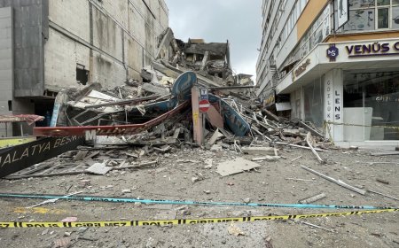 MALATYA'DA DEPREMDE AĞIR HASAR ALAN 7 KATLI BİNA KENDİLİĞİNDEN ÇÖKTÜ