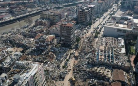 DEPREMDE 11 YAKININI KAYBEDEN MEMUR 'HELALLİK VERMEDİĞİ' İÇİN GÖREVİNDEN UZAKLAŞTIRILDI