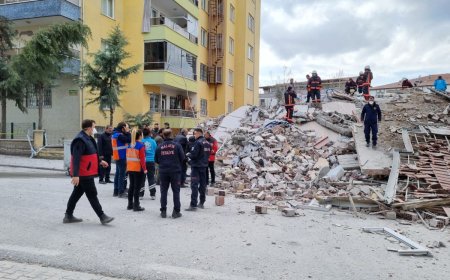 MALATYA'DA 5 KATLI BİNA ÇÖKTÜ!