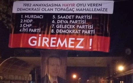 SAKARYA'DA MAHALLE GİRİŞİNE ASILAN AFİŞE SUÇ DUYURUSU: BU TABELA KİN VE NEFRET SUÇU İÇERMEKTEDİR