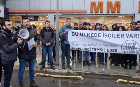 TKP'NİN MARKET İŞÇİSİ MİLLETVEKİLİ ADAYI MİGROS ÖNÜNDEN SESLENDİ: İŞÇİLERİ İŞÇİLER TEMSİL EDER!