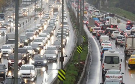 İSTANBUL'DA SAĞANAK: TRAFİK YOĞUNLUĞU YÜZDE 76'YA ULAŞTI