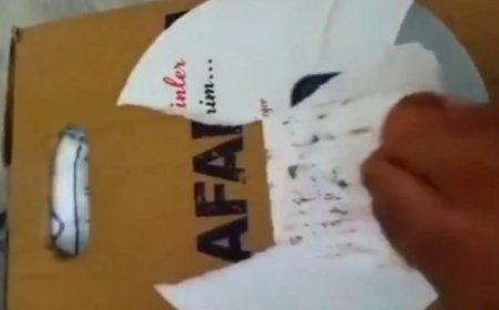 DEPREMZEDEYE DAĞITILACAK YARDIM KOLİLERİNE AKP LOGOSU YAPIŞTIRDILAR