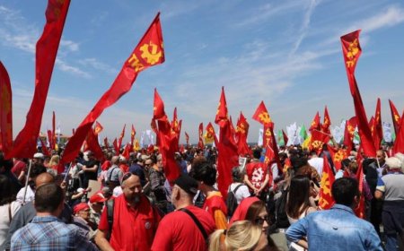 İZMİR'DE 1 MAYIS: ON BİNLERCE YURTTAŞ BİR ARAYA GELDİ