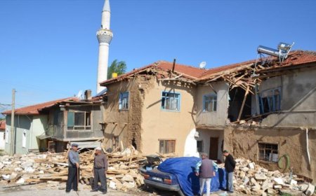 ANKARA'DA FIRTINADA CAMİNİN MİNARESİ YIKILDI