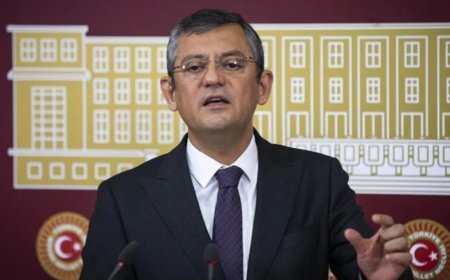 ÖZGÜR ÖZEL'DEN 'ONURSAL ADIGÜZEL' YORUMU: HAKSIZ SALDIRILARI ÜSTLENDİ