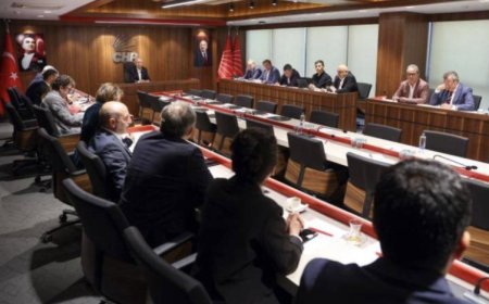 CHP'DE 17 İSİM İSTİFASINI VERDİ: KURULTAY TAKVİMİ BAŞLIYOR