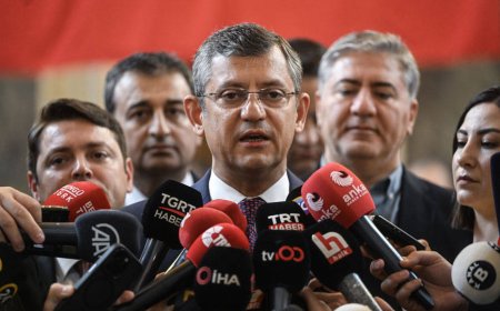 CHP'NİN KAPALI GRUP TOPLANTISINDA BİR İLK GERÇEKLEŞTİ: ÖZGÜR ÖZEL'DEN AÇIKLAMA
