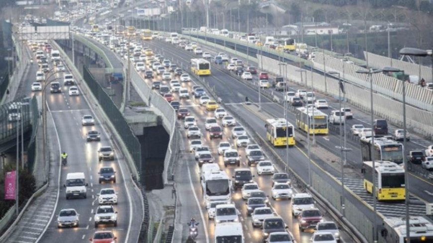 İSTANBUL'DA TATİL TRAFİĞİ: YOĞUNLUK YÜZDE 69'A ÇIKTI