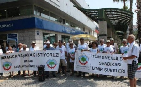 İZMİR'DE EMEKLİLER TÜİK'İN AÇIKLADIĞI ENFLASYON VERİLERİNİ PROTESTO ETTİ