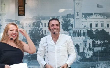 MANİSALI ŞAİR AYTEKİN KARAPAÇA, İZMİRLİLERİ ŞİİRLERİYLE MEST ETTİ.