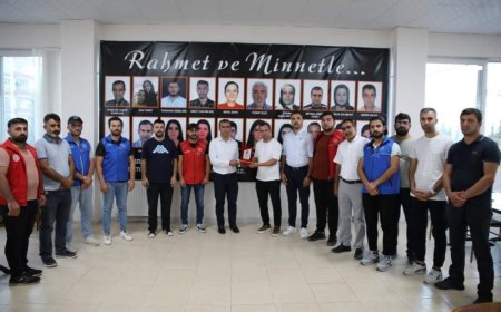 GENÇLİK VE SPOR İL MÜDÜRLÜĞÜ DEPREMDE HAYATINI KAYBEDEN ÇALIŞANLARINI UNUTMADI