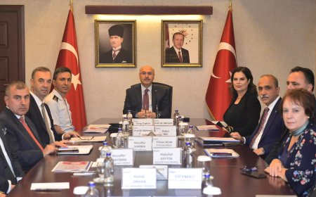 VALİ KÖŞGER’İN BAŞKANLIĞINDA ÜNİVERSİTE GÜVENLİĞİ VE ÖĞRENCİ YURTLARI SORUNLARI DEĞERLENDİRME VE KOORDİNASYON TOPLANTISI YAPILDI