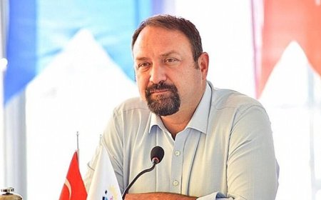 Gümrükçü  tribünlere oynamaya devam ediyor