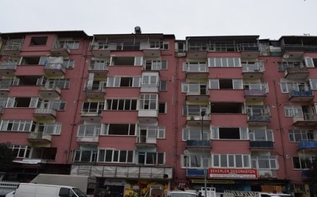 Malatya’da ağır hasarlı bina aniden yerle bir oldu