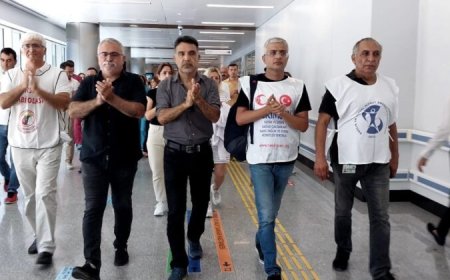 İzmir’de sağlık emekçileri, sağlıkta şiddeti protesto etti