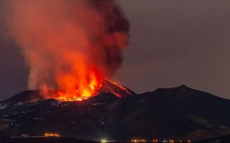 Etna Yanardağı yeniden kül ve lav püskürttü