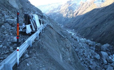 Hakkari-Yüksekova karayolunda heyelan: 3 yaralı
