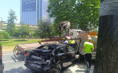 BETON MİKSERİN ÇARPTIĞI ARAÇ TANINMAZ HALE GELDİ