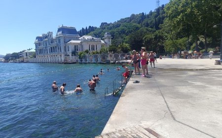 BEBEK SAHİLİ'NDE TATİLCİLER DENİZİN KEYFİNİ ÇIKARIYOR.