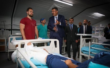 Hakkari Valisi Ali Çelik’ten Pençe Kilit Bölgesindeki Seyyar Hastaneye Ziyaret