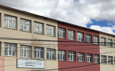 Varto’da Bitmeyen Okul Bilmecesi; Güçlendirme Yapılıp Açılması Beklenen Okul Yıkılıyor.