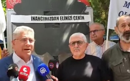 Alevi Örgütlerinden Cemevi Başkanlığı Önünde Siyah Çelenkli Protesto