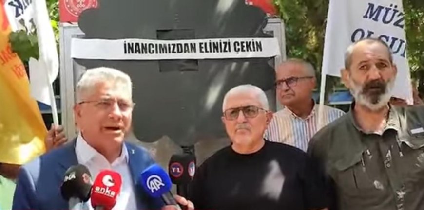 Alevi Örgütlerinden Cemevi Başkanlığı Önünde Siyah Çelenkli Protesto