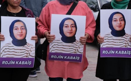 Van’da Kadınlardan Şiddete Karşı İnsan Zinciri “Rojin Kabaiş’in Katilleri Neden Hâlâ Ortaya Çıkarılmıyor?