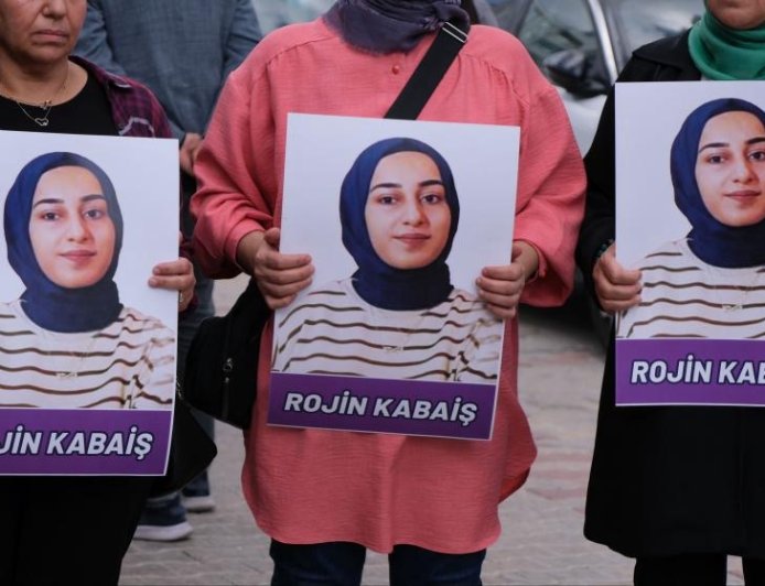 Van’da Kadınlardan Şiddete Karşı İnsan Zinciri “Rojin Kabaiş’in Katilleri Neden Hâlâ Ortaya Çıkarılmıyor?