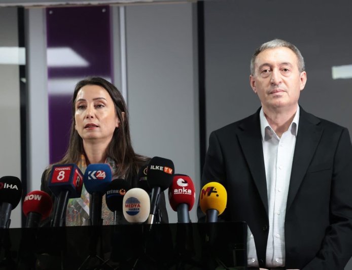 DEM PARTİ EŞ GENEL BAŞKANLARI KÜRT KENTLERİNİ BOĞAN İNSANLIK DIŞI KUŞATMA DERHAL SON BULSUN