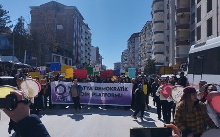 MALATYA’DA 8 MART YÜRÜYÜŞÜ: KADINLAR SLOGANLARLA EMEKSİZ MEYDANI’NA AKTI