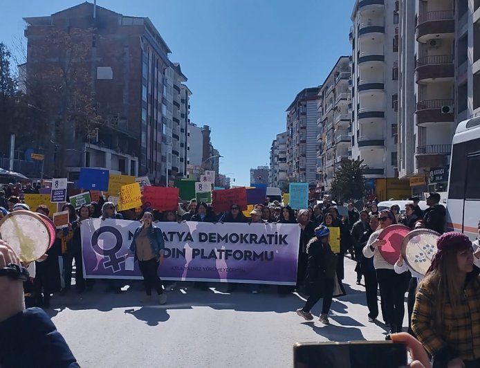 MALATYA’DA 8 MART YÜRÜYÜŞÜ: KADINLAR SLOGANLARLA EMEKSİZ MEYDANI’NA AKTI