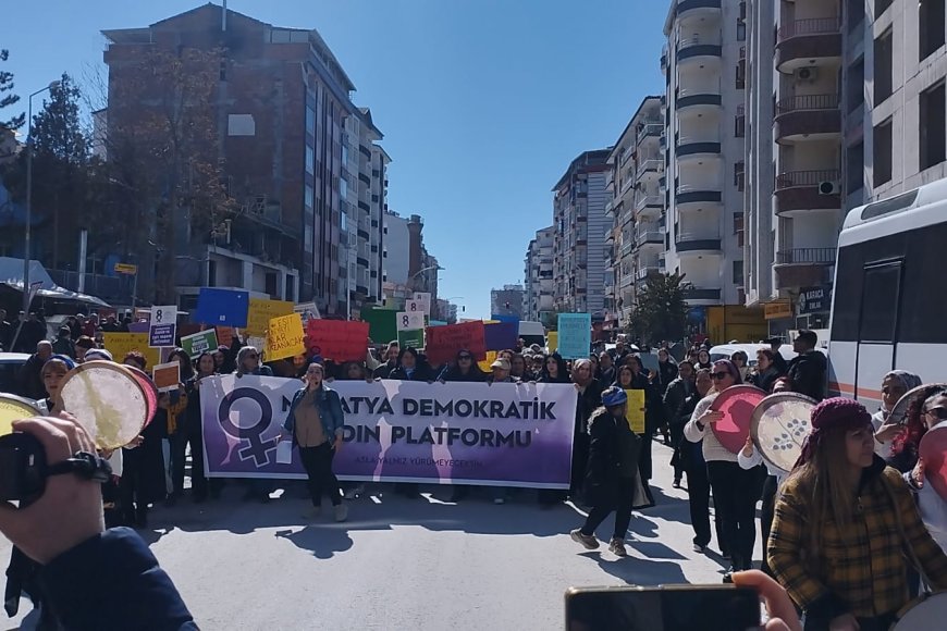 MALATYA’DA 8 MART YÜRÜYÜŞÜ: KADINLAR SLOGANLARLA EMEKSİZ MEYDANI’NA AKTI