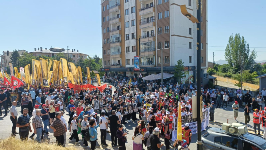 33 YILDIR DİNMİYEN ACI… KÜRECİKLİLER HALK İNİSİYATİFİ 33 CAN İÇİN SİVAS’TAYDI