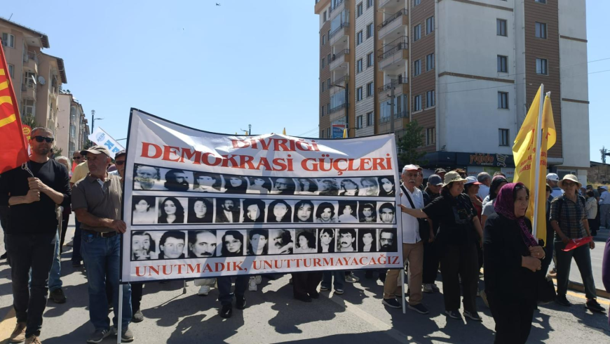 33 YILDIR DİNMİYEN ACI… KÜRECİKLİLER HALK İNİSİYATİFİ 33 CAN İÇİN SİVAS’TAYDI